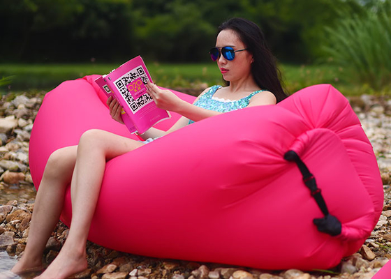 Porcellana Sedia gonfiabile dell&#039;airbag di rosa all&#039;aperto di piegatura per gli affitti 260 * 70CM della spiaggia fabbrica